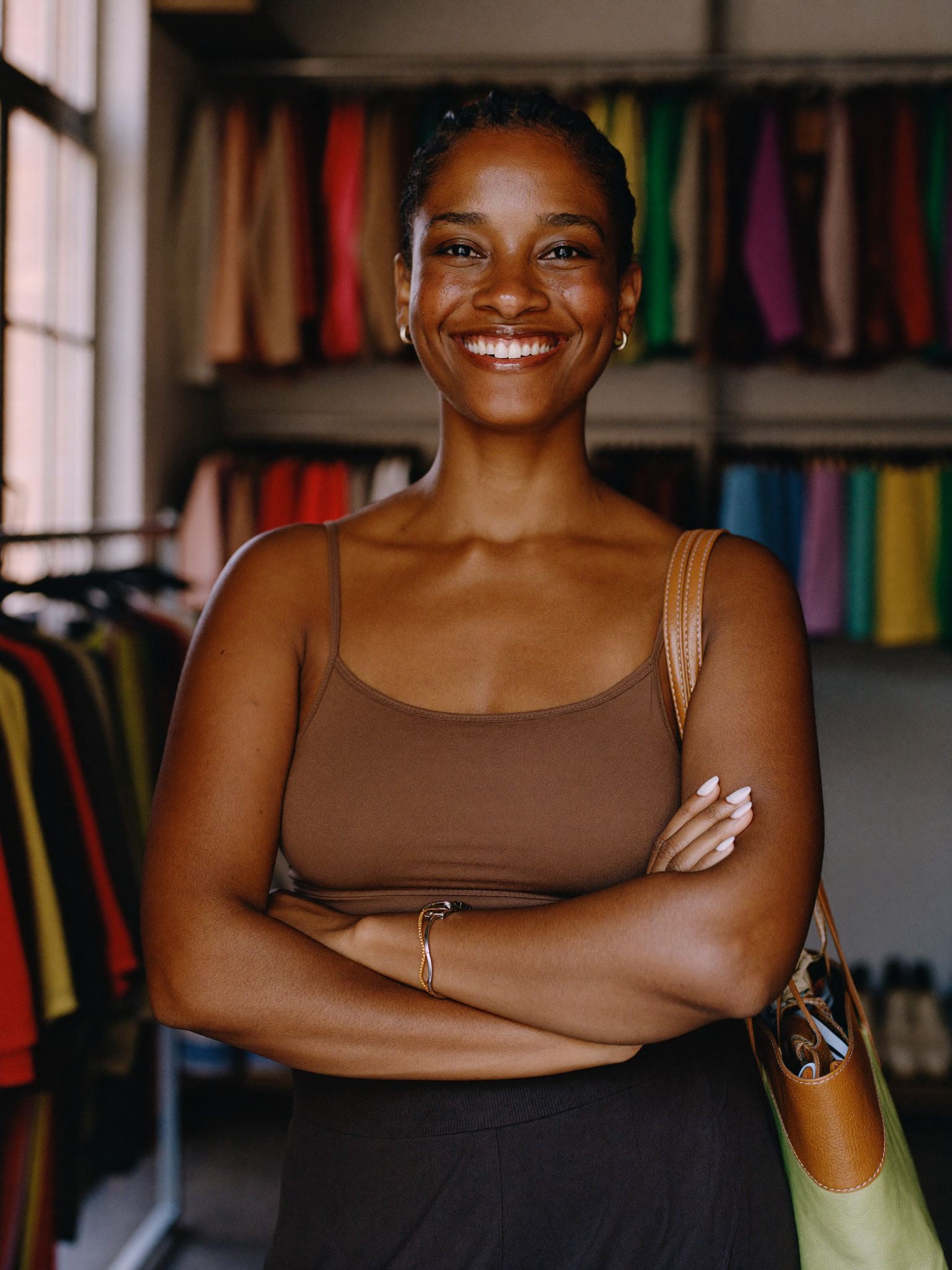 Empreendedora sorrindo em sua loja